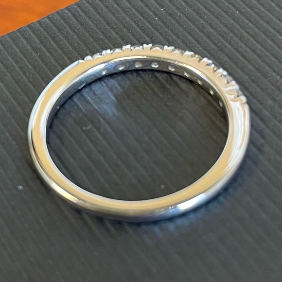 10k White Gold 1/4ct diamond band - Picture 6 of 6